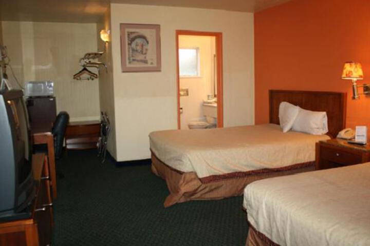 2 Double Beds (3 of 7)