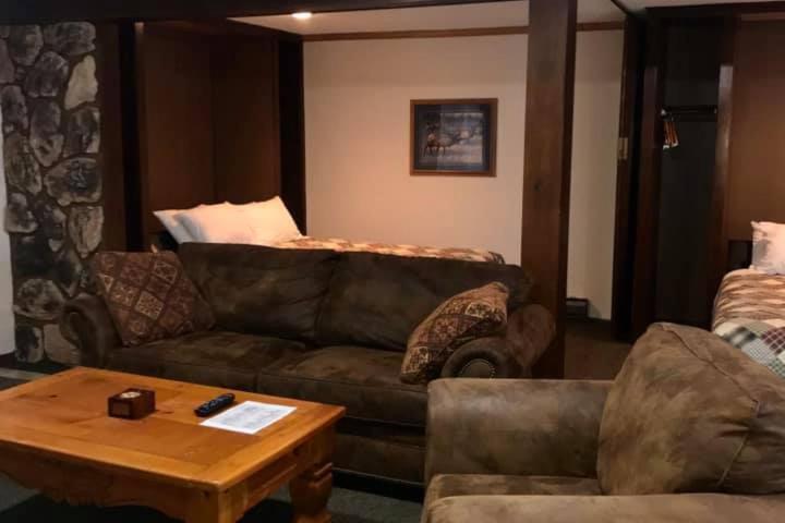 2 Queen Beds (12 of 28)