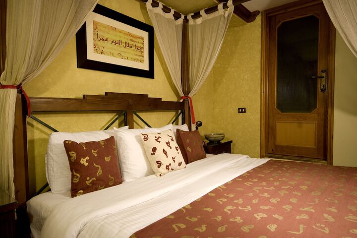 Room 9 of 38