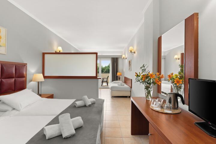 Room 21 of 102