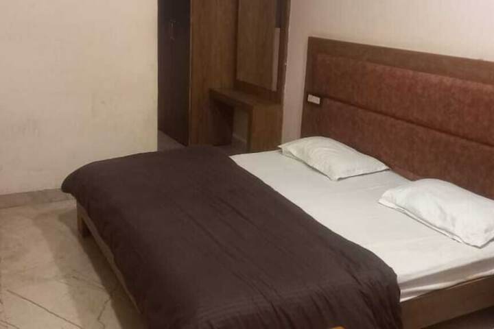 Room 6 of 33