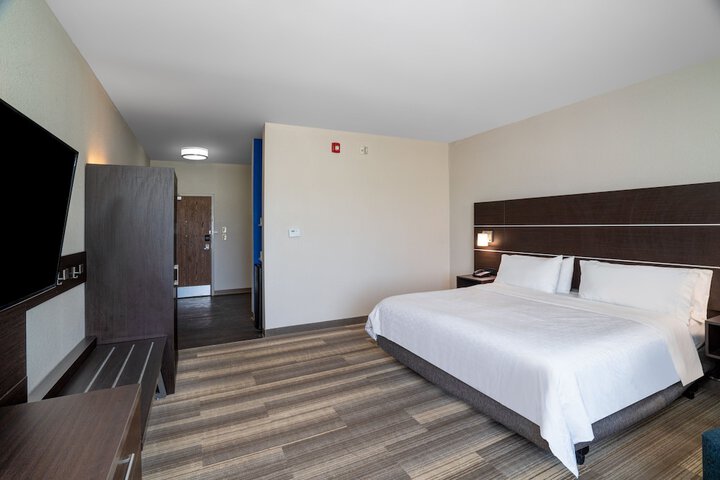 1 King Bed (9 of 26)