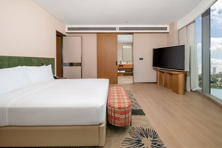 Room 33 of 67