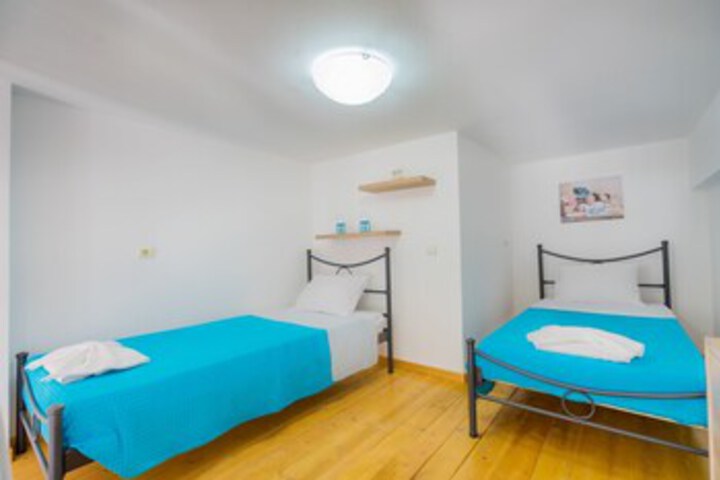 Room 15 of 18