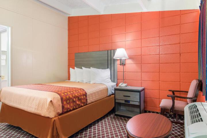 1 Queen Bed (5 of 9)