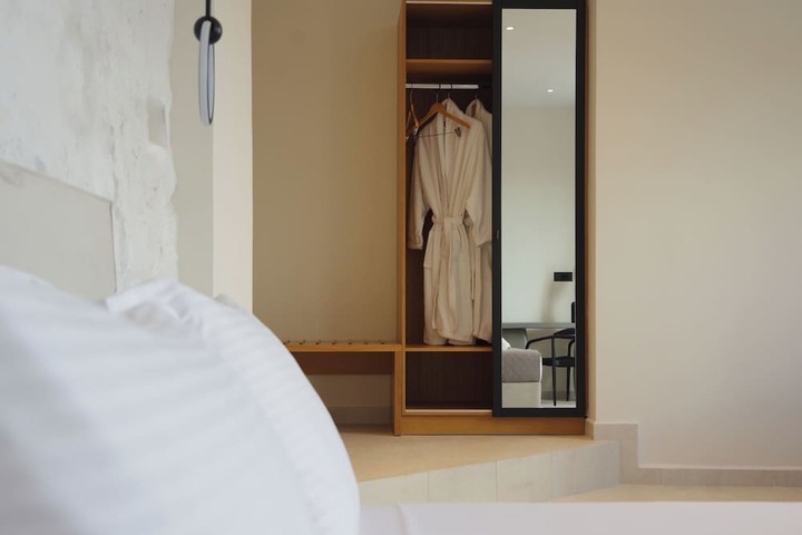 Room 3 of 186