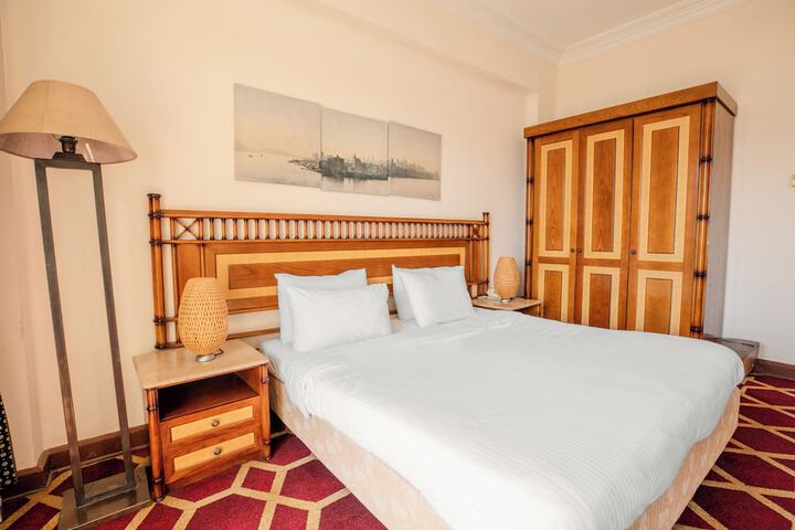 Room 5 of 10