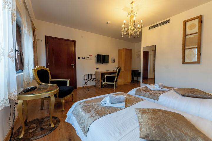 Room 5 of 19