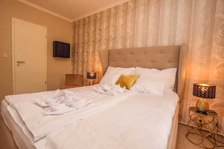 Room 2 of 10