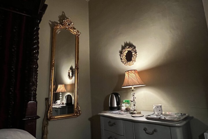 Room 13 of 42