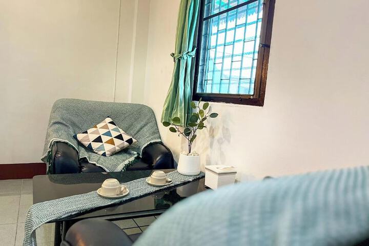 Room 33 of 208