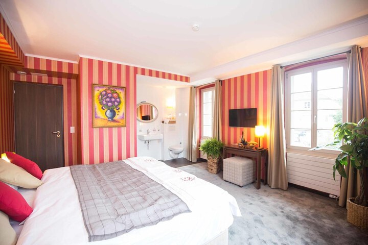 Room 4 of 28