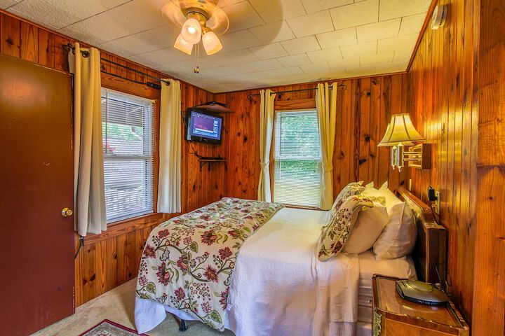 1 Queen Bed (9 of 21)