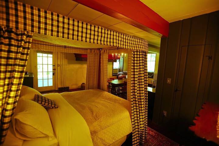 Room 3 of 28