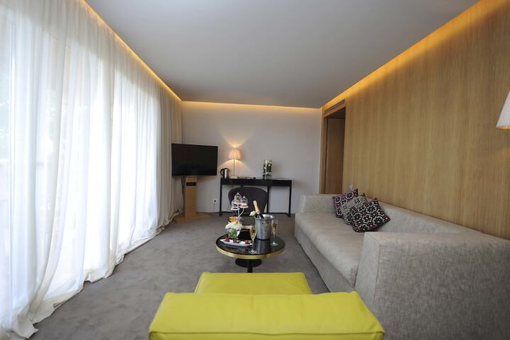 Room 104 of 377