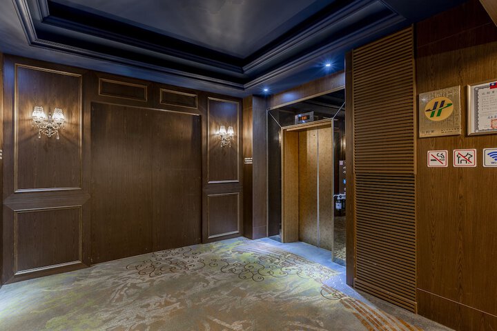 Ballroom/Hall 83 of 89