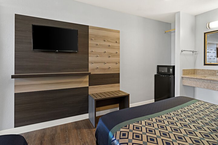 1 Queen Bed (2 of 11)