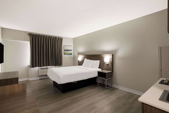 1 Queen Bed (3 of 5)
