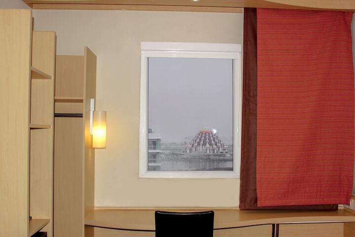 Room 8 of 12