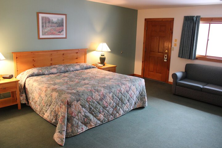 Pine Country Economy King Bed Pet Friendly (22 of 31)