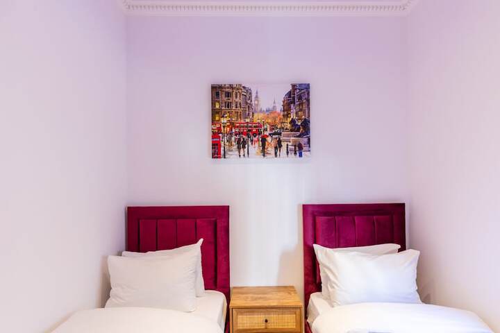 Room 34 of 136