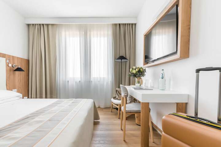 Room 32 of 254