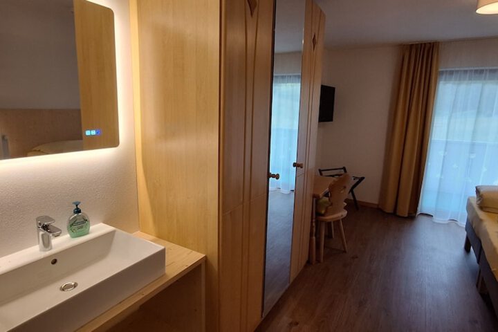 Room 30 of 83