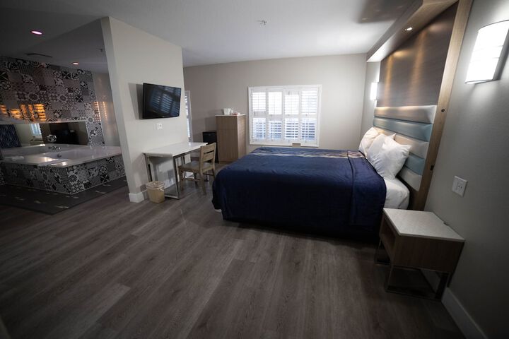 Deluxe King Bed (41 of 50)