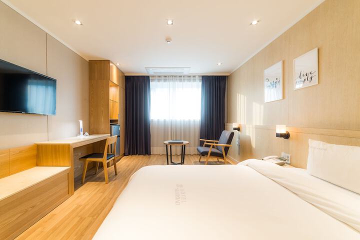 Room 9 of 32