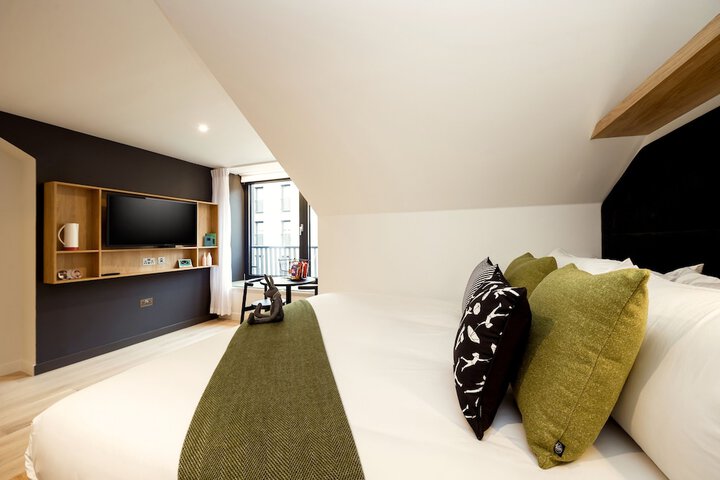 Room 32 of 97