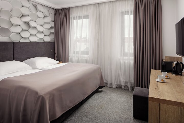 Room 9 of 18