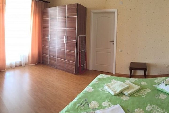 Room 5 of 93