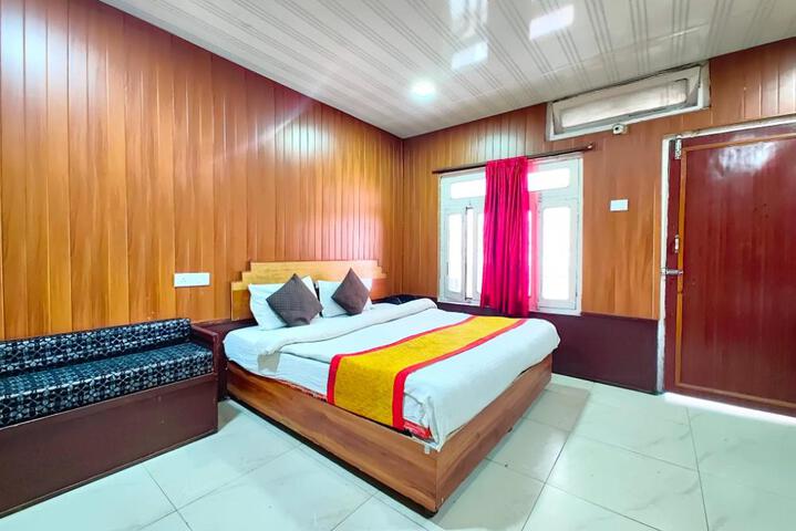 Goroomgo Neelam Raj Near Mall Road Mallital Nainital