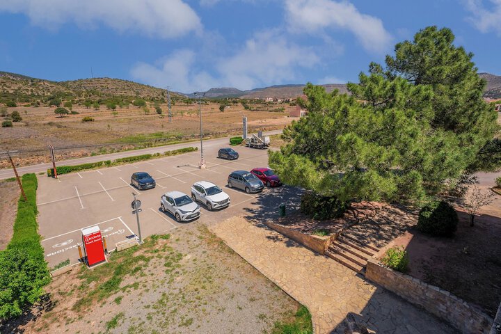 Electric vehicle charging station