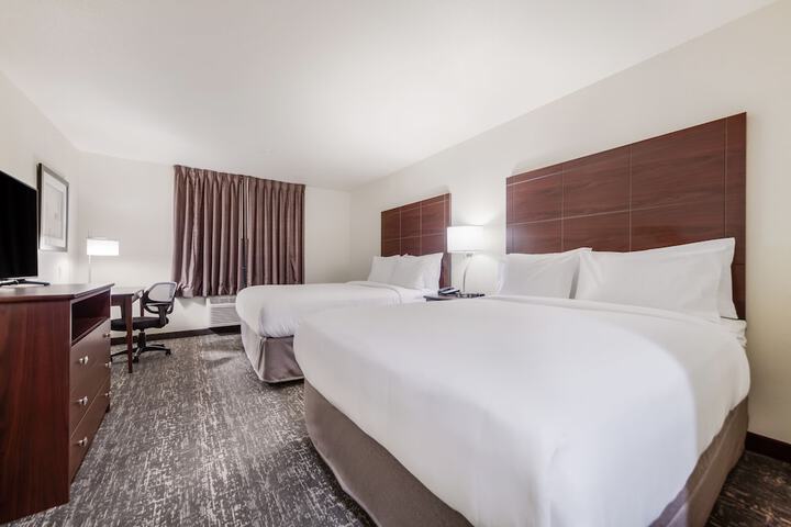 2 Queen Guestroom with Audible Visual Alert (5 of 7)