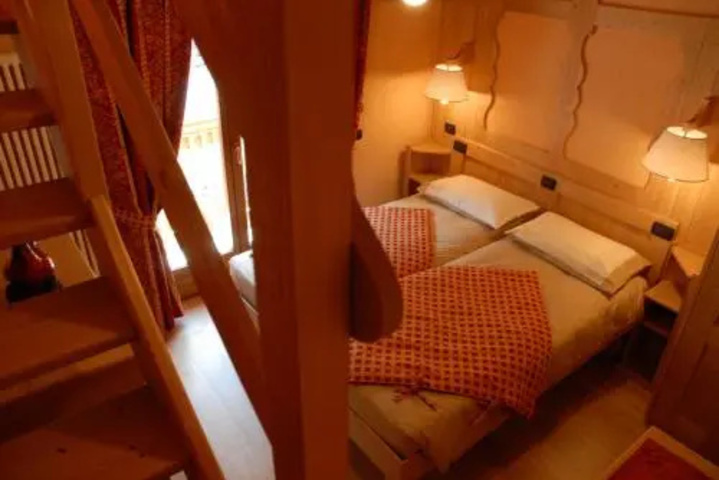 Room 4 of 16