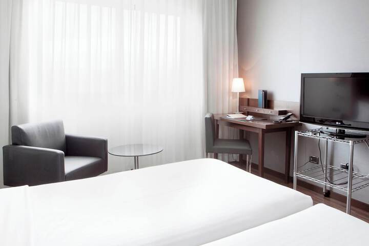 Room 8 of 34