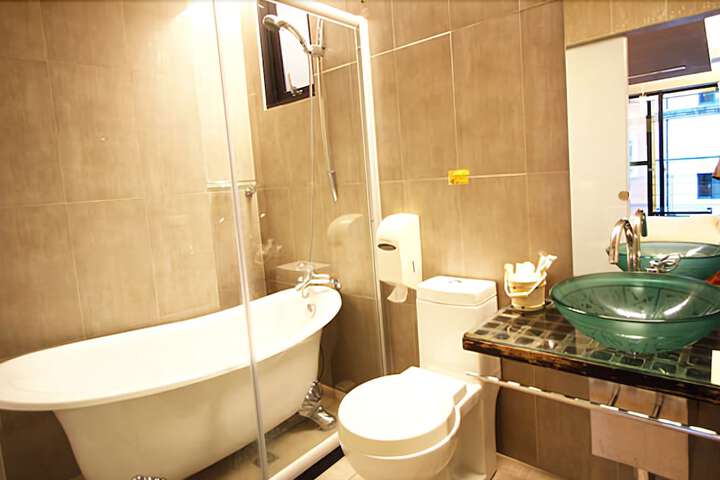 Deep soaking bathtub