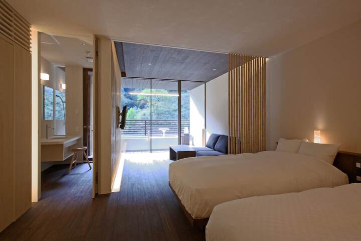 Room 5 of 32