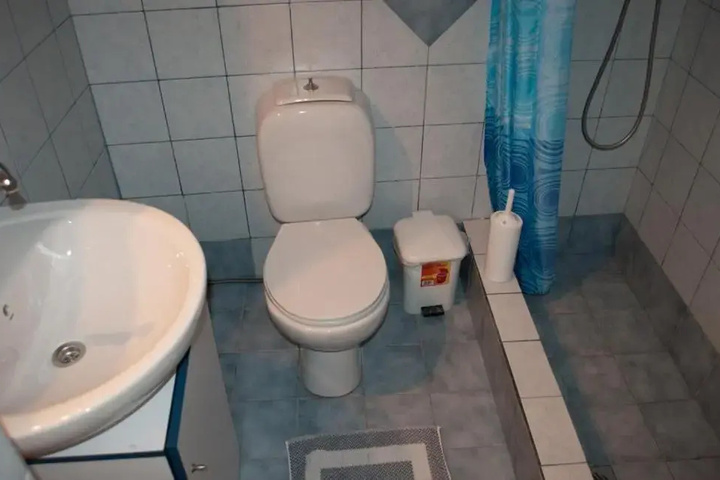 Room 6 of 18