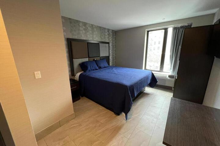 Deluxe King Bed (6 of 6)