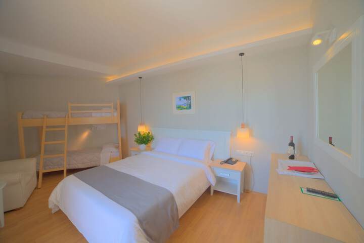 Room 6 of 208
