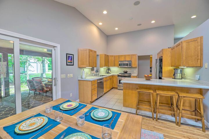 Cozy Whitehall Hideaway w / Hot Tub + Chiminea!