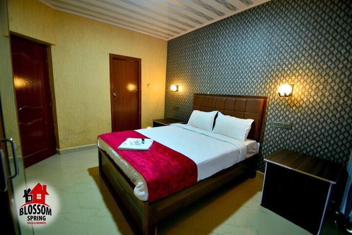 Room 4 of 13