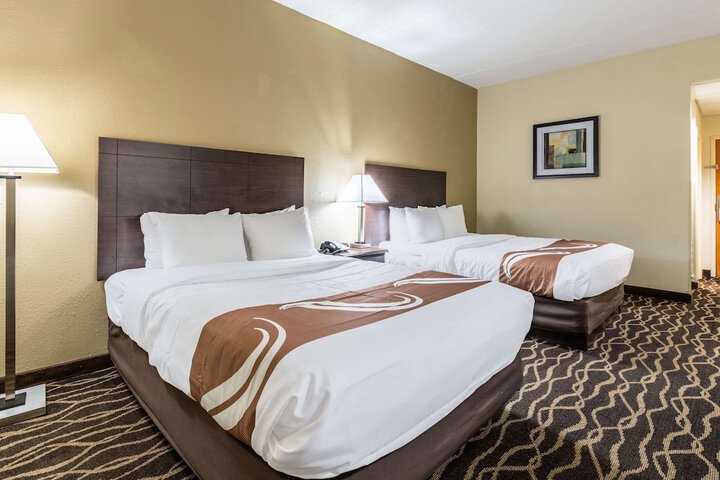 2 Queen Beds (6 of 12)