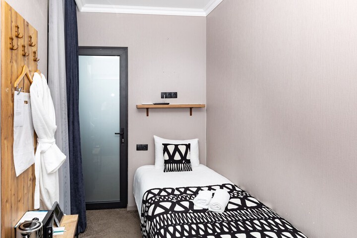 Room 11 of 37