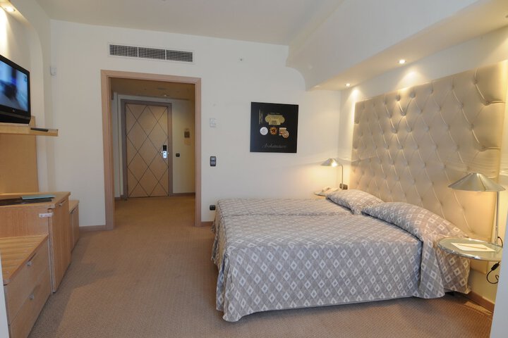 Room 5 of 60