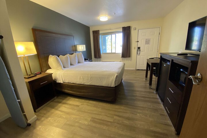 1 Queen Bed WiFi, Microwave, Refrigerator Table and Chairs Continental Breakfast (1 of 17)