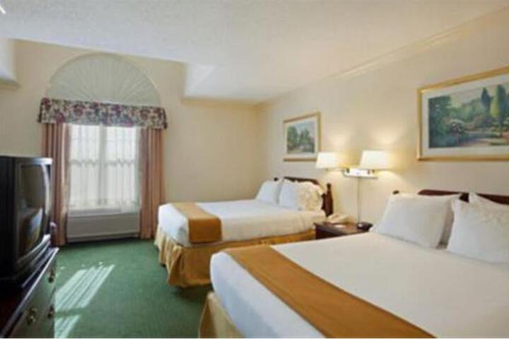 2 Queen Beds (7 of 15)
