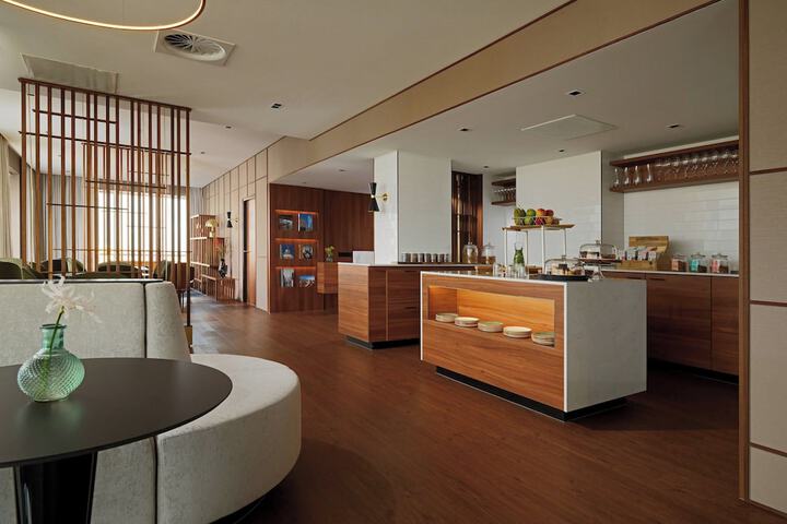 Lounge 53 of 69